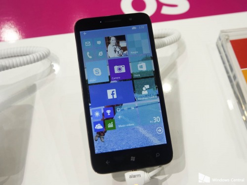 Alcatel привезла на MWC 2015 прототип смартфона с Windows 10